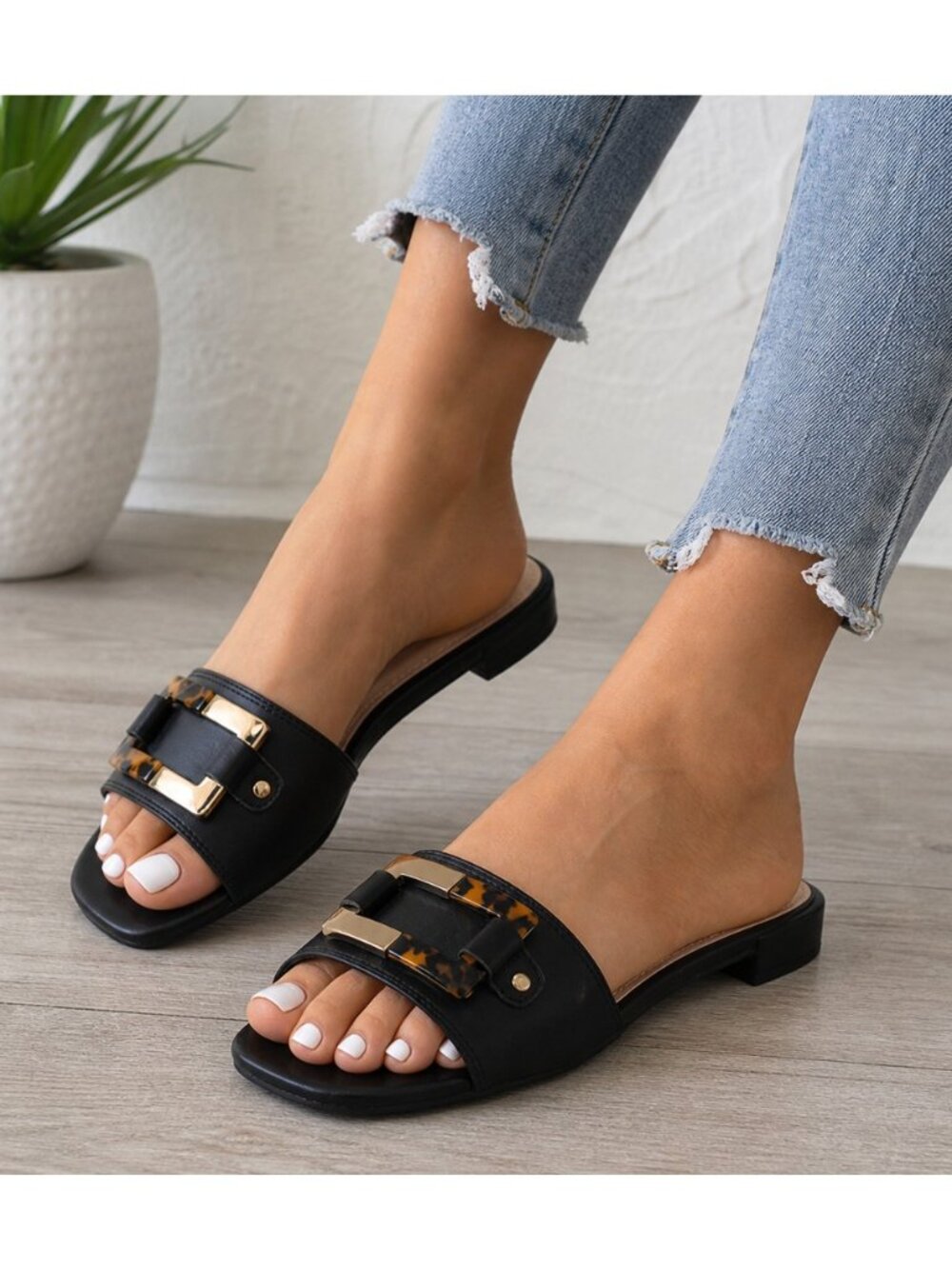 Tahari Black Slide Sandals Tortoise Buckle Size 9 NWOT